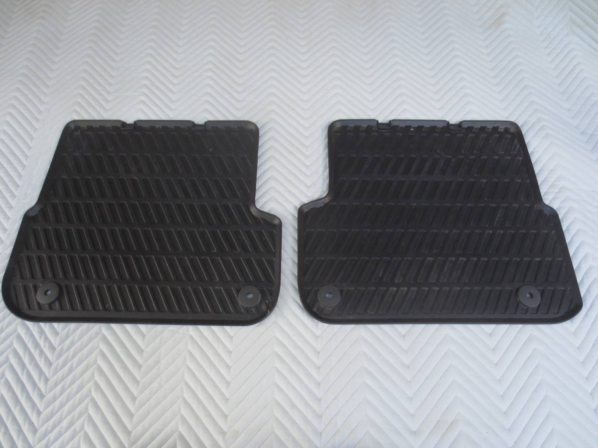 アウディA6　純正リヤフロアーマット　２枚　美品
