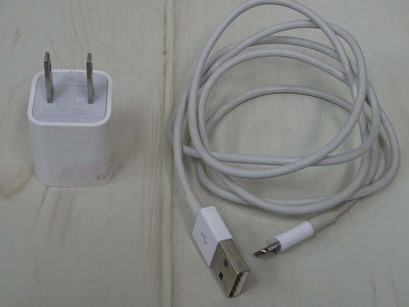 （く-L-1108） Apple　純正　ライトニングケーブル　ACアダプタ（A1385）　アップル　充電器　iPhone　iPad　AirPods　通電確認済み　中古