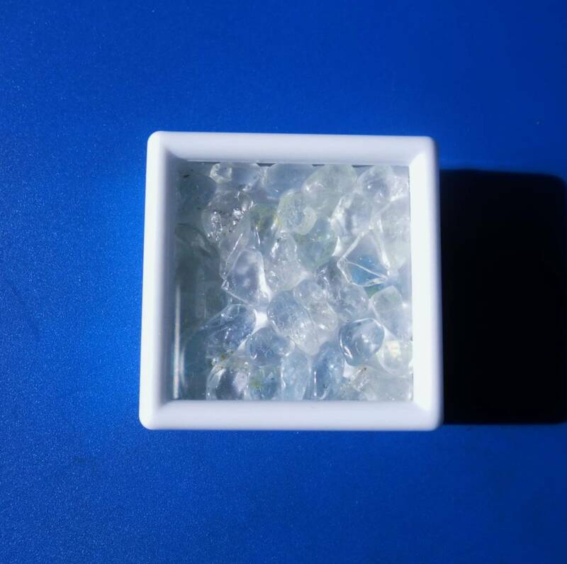 送料込★天然石：トパーズ結晶(ライトブルー&透明)　合計53ct ケース付