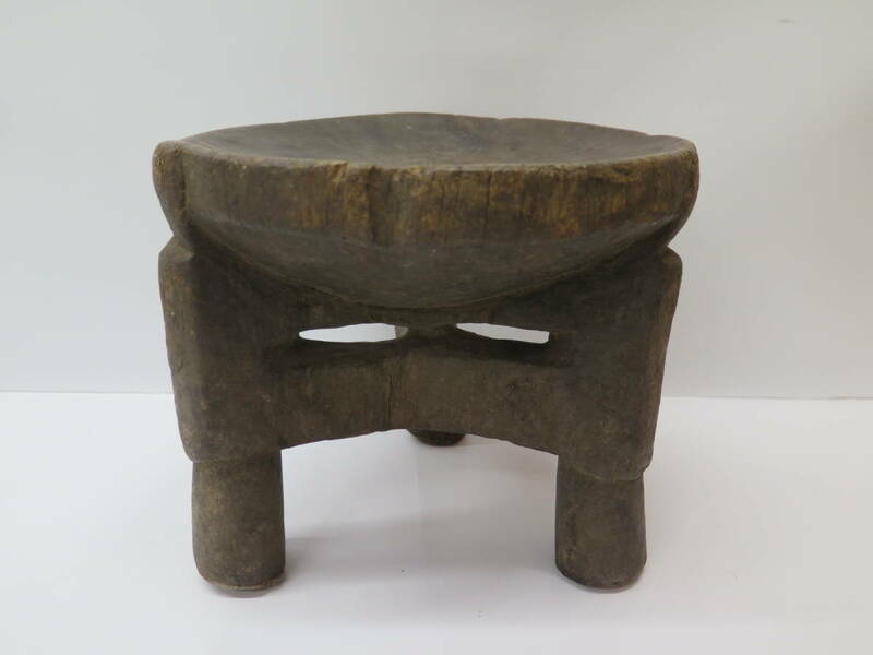 アフリカの木彫り椅子　3本脚 スツール　ビンテージ