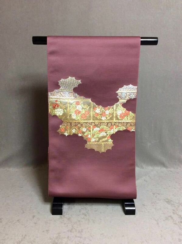 QM559《美品》和装 着物 絹素材 小豆色 紫色 梅 松 菊 牡丹の図 名古屋帯