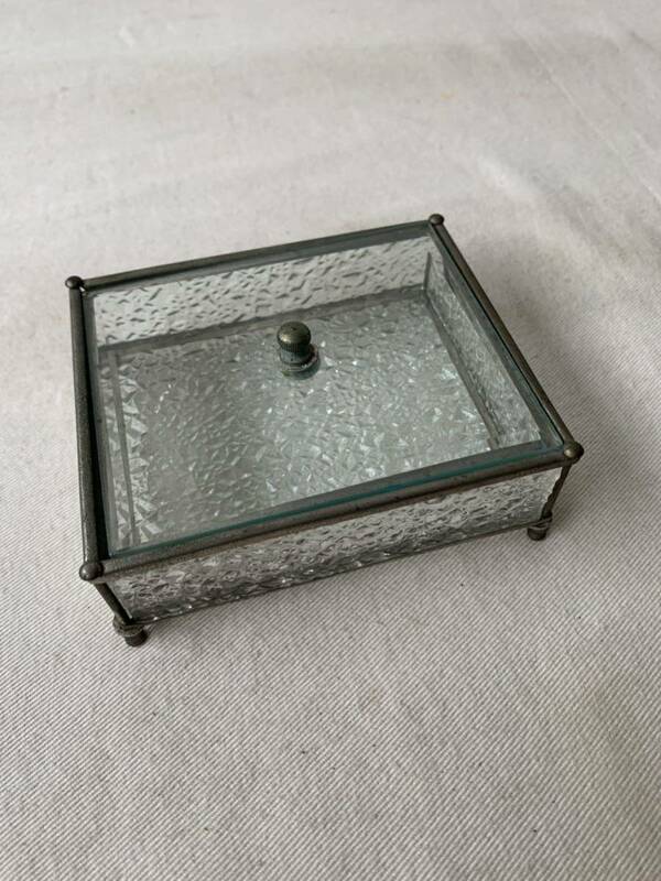 ダイヤガラスが使われたデザインが素敵な蓋付ガラスケース ジュエリーボックスアンティークビンテージ古道具インテリアディスプレイ雑貨