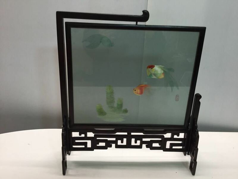 中国 古美術 金魚 衝立 刺繍 骨董 在銘 ガラス 回転 塀風 透し彫台座 置物 飾り物