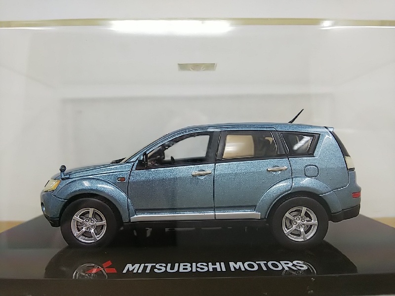 ■ ディーラー特注 1/43 MITSUBISHI OUTLANDER カリビアンブルー 三菱・アウトランダー 非売品 モデルミニカー