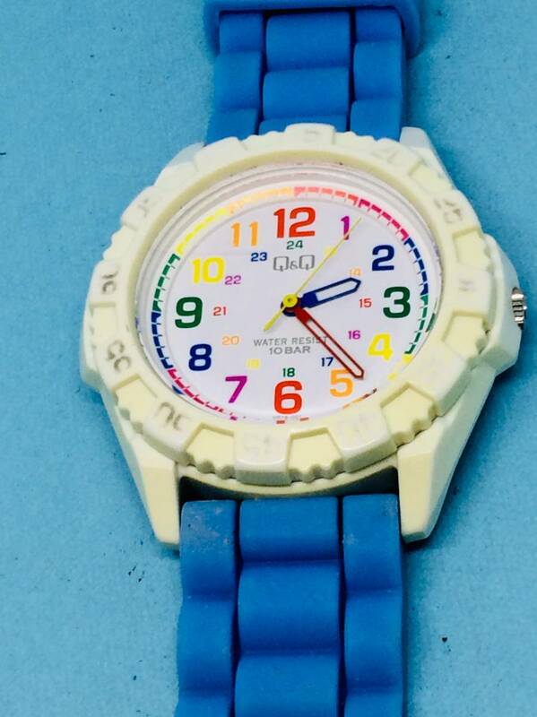 (B54)釣りにⅡ(*'▽')シチズンQQ・マルチカラー（電池交換済み）ホワイト・メンズ腕時計USED（送料全国一律185円）素敵な時計です。