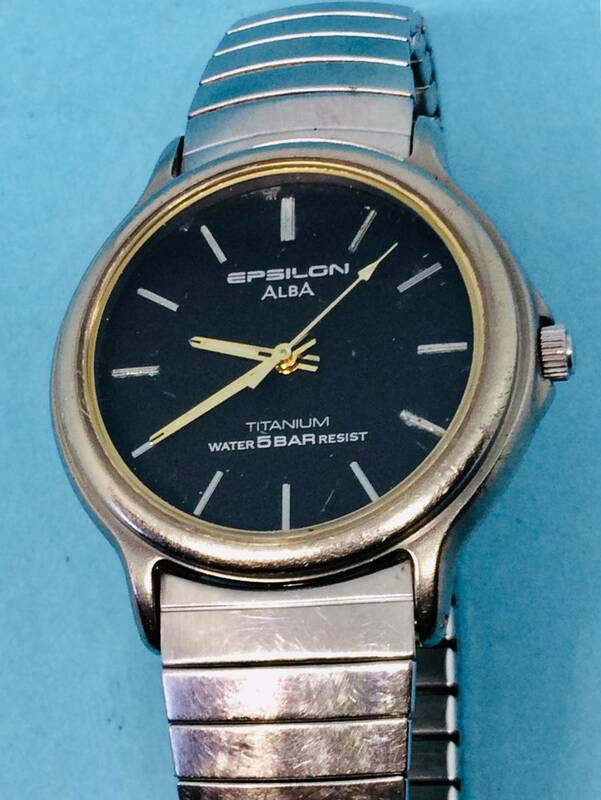 (B16)チタニュウムケース(*'▽')セイコーアルバ・SPSILON（電池交換済み）シルバーメンズ腕時計USED（送料全国一律185円)小粋な時計です。