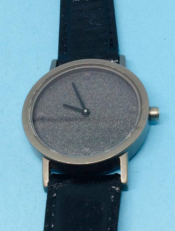(B39)チタニュウムケース(*'▽')・PC20-0003（電池交換済み）ダークグレー・ユニセックス腕時計USED（送料全国一律185円）素敵な時計です。