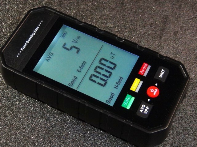 再値下 電磁波測定器 自動アラーム LCD ディスプレイ ハンディー 携帯 持ち運び便利 英語の説明書付