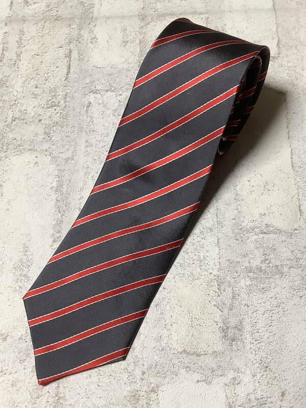 新品未使用　ノーブランドだから安い　日本製ネクタイ 　シルク100%お買い得サービス　グレーに赤ののラインストライプ