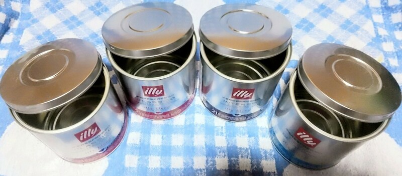 イリーエスプレッソカプセルのルンゴ赤青とデカフェ青とミディアムロースト(クラシコ)赤とダークロースト(インテンソ)茶の空き缶4缶セット