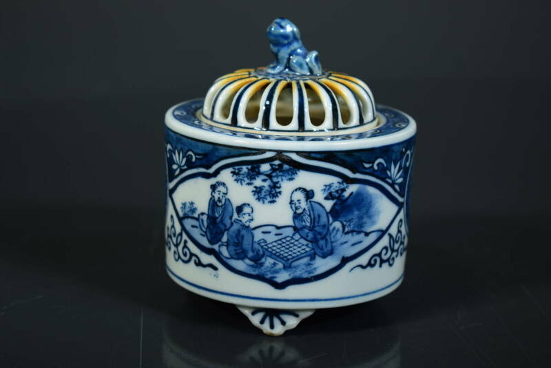 【和】(7707)　時代古作　九谷焼　染付人物文獅子香炉　茶道具