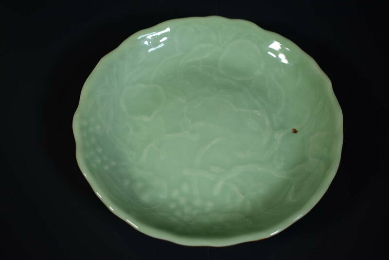 【和　(7793)　時代古作　唐物　果実文陽刻青磁皿　茶道具