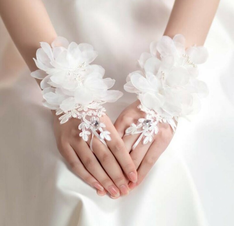 結婚式ウエディンググローブふわふわロマンティック花びらフィンガーレスネイル魅せ指なし手袋白ホワイト新品