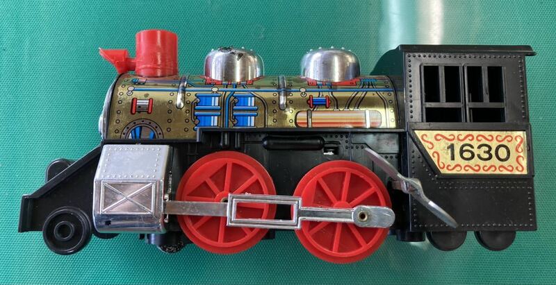 昭和レトロおもちゃ　ブリキ ゼンマイ機関車。ゼンマイを回すとポーポー音を出しながら車輪が動きます。黒い部分はプラスチック製。
