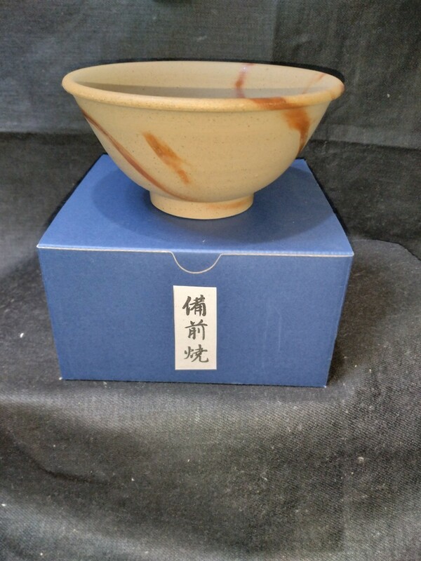 備前焼　飯茶碗(ヒダスキ模様)(高さ６cm 口径１２cm 高台径５cm)　 紙箱付　送料は￥５１０です