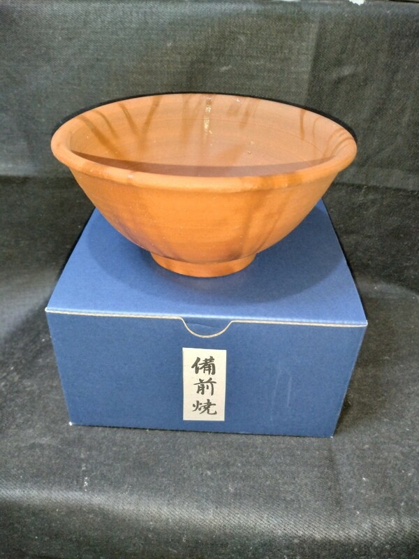 備前焼　飯茶碗(少し赤めのヒダスキ模様)(高さ６cm 口径１２cm 高台径５cm) 紙箱付　送料は無料です