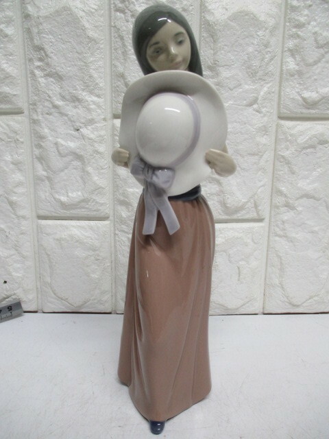 Y11/美品 LLADRO リヤドロ 帽子を持った女性 25cm 陶器 フィギュリン 置物 人形 インテリア アンティーク 陶器人形 西洋陶磁 工芸