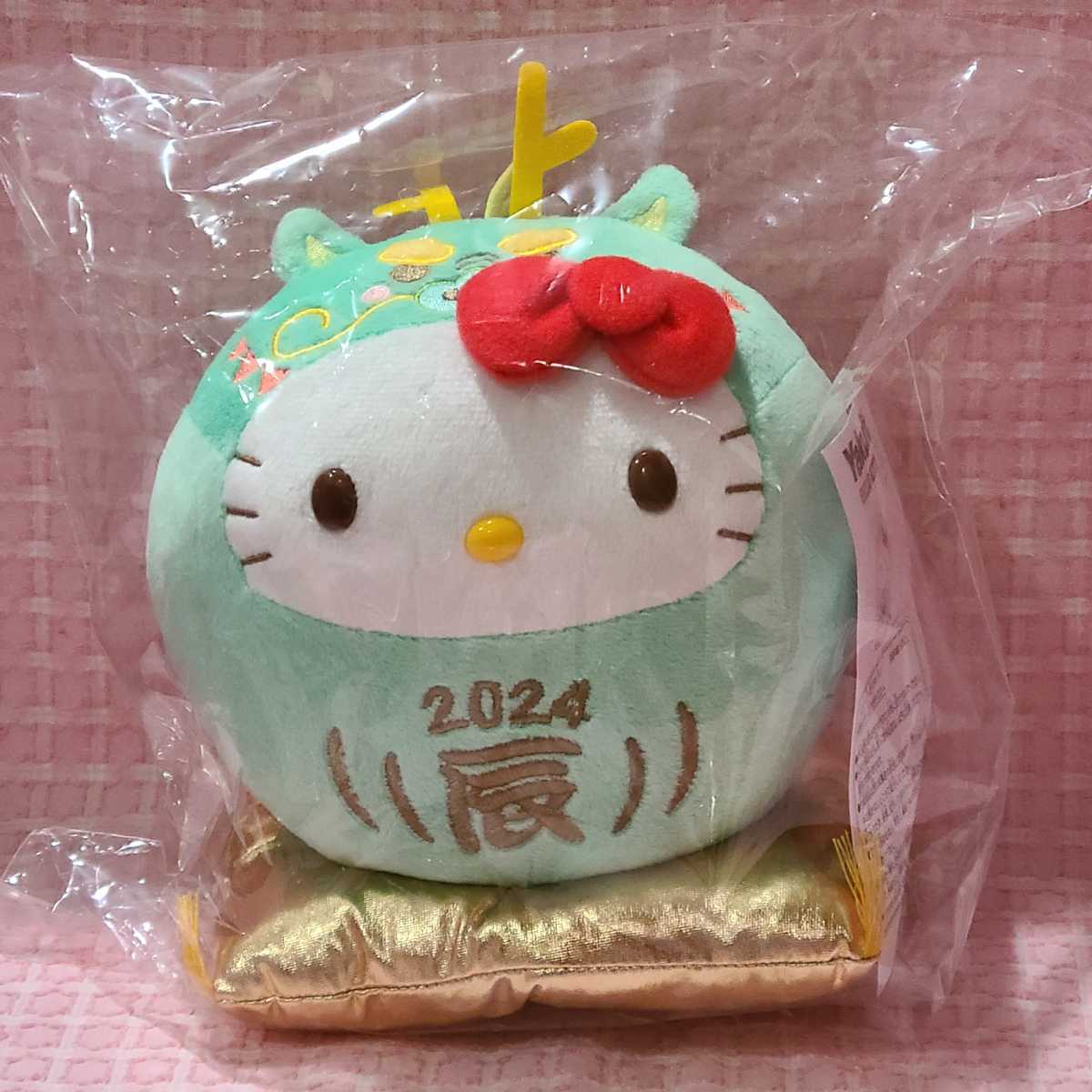 【サンリオ】キティ ヤクルト　干支　龍　辰　2024　ダルマ　金　座布団　ぬいぐるみ　非売品　限定　1Z008kR512