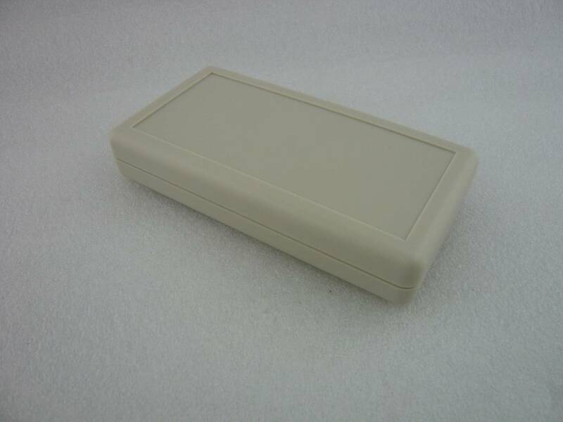 135×70×24mm 電池端子付きPLASTIC CASE 色：白( クリーム色 ）( ZHW-375 )