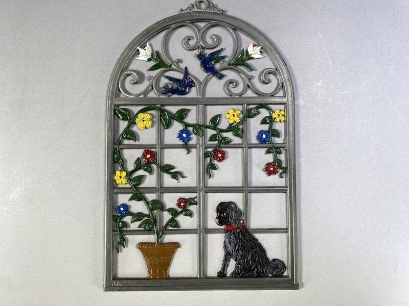 ドイツ　Wilhelm Schweizer ウィルヘルム シュヴァイツアー 金属工芸　錫 壁掛け飾り 窓際の犬と花 オーナメント