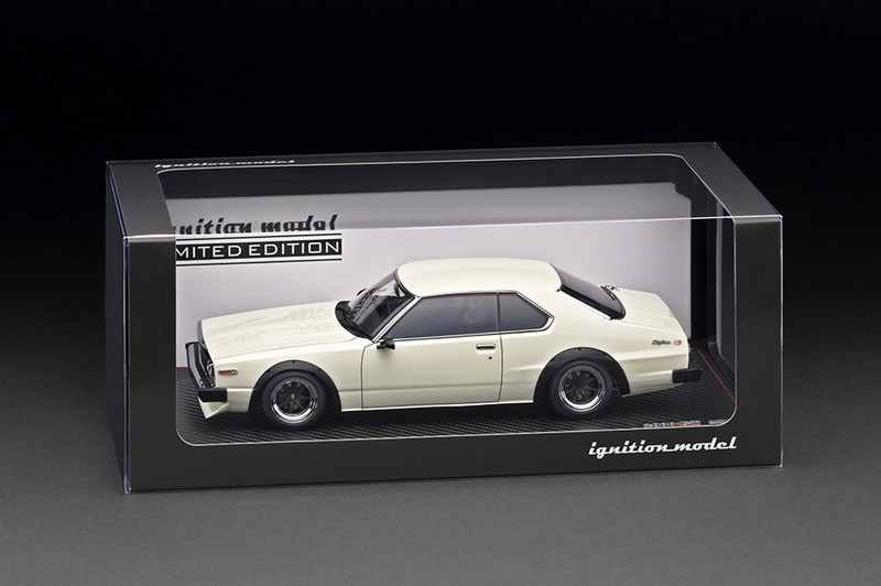 イグニッションモデル・WEB限定 (受注生産) 1/18 日産 スカイライン ジャパン 2000 GT-ES (C210) ホワイト With Engine (世界限定80台)