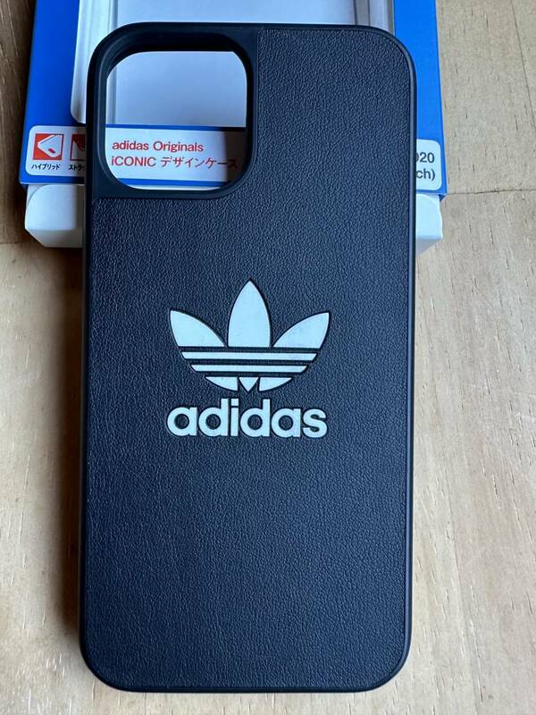 中古　adidas　iCONIC　デザインケース　FOR　iPhone　2020　6.1インチ用　黒