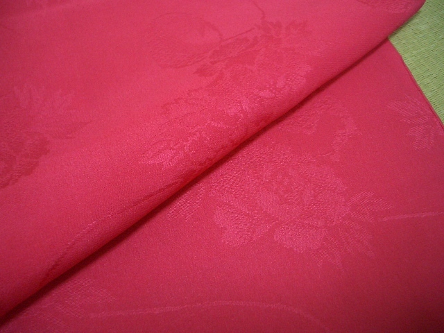 古布正絹はぎれ濃いピンク苺色①　25弱×146㎝　アンティーク昔着物リメイク古裂つまみ細工や吊るし雛材料に