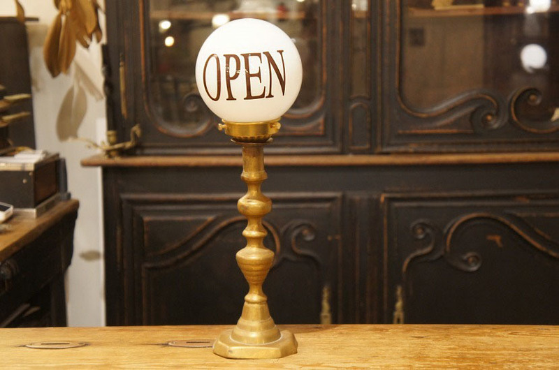 フランスアンティーク 真鍮製 燭台 OPENサイン テーブルランプ②/オープンサイン/キャンドルホルダー/リメイク/蝋燭/スクールハウス/ガラス