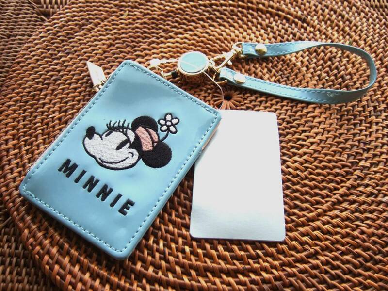 ディズニーストア Disney　store　ミニーマウス　伸縮リール付き　パスケース　ブルー系　エナメル　IDカードケース　定期入れ　IDケース