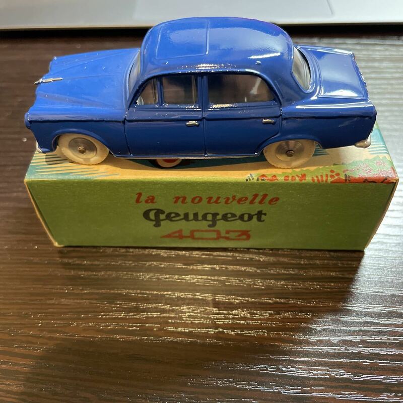 QUIRALU Peugeot 403 ノンスケール