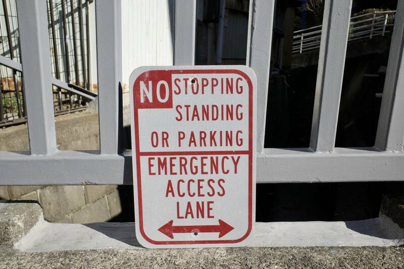ビンテージ　NO PARKING 駐車禁止　ロードサイン　看板　メタルサイン　世田谷ベース　カリフォルニア　ガレージ　玄関　アメリカ　USA