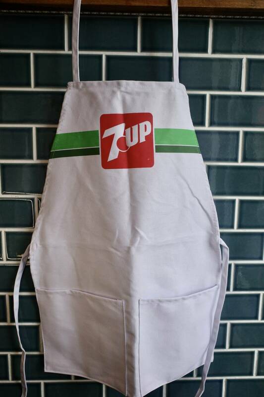 新品　７UP　セブンアップ　エプロン　WHITE キッチン　世田谷ベース　アメリカンハウス　インテリア　ロゴ　カフェ