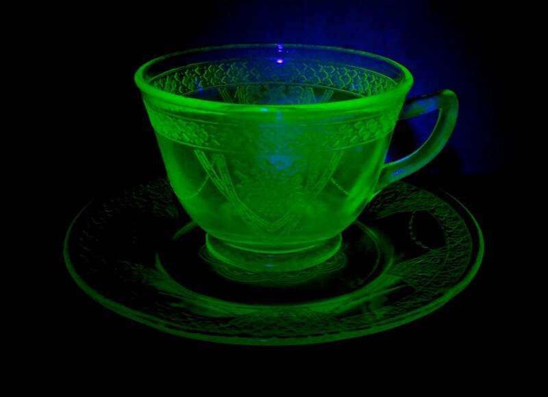 【USA★Vaseline Glass★ウランガラス】ヴィンテージ★ティーカップ＆ソーサー（受け皿）★グリーン／緑★ブルーライトで光る