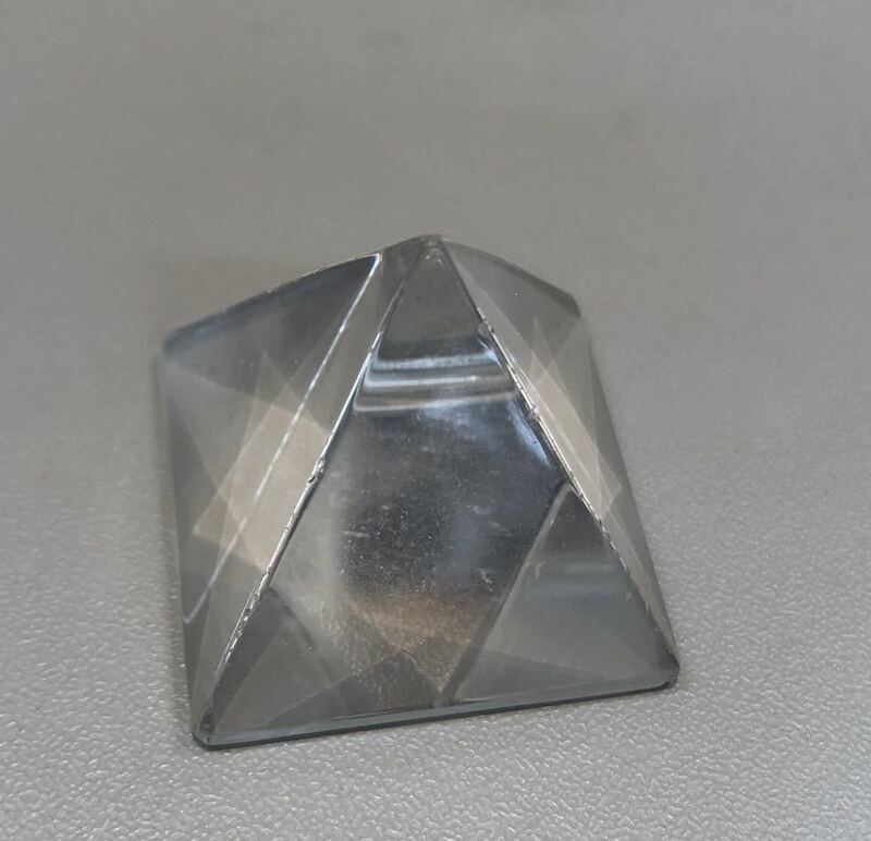 水晶 天然石　パワーストーン　ピラミッド　魔除け　四角錐　