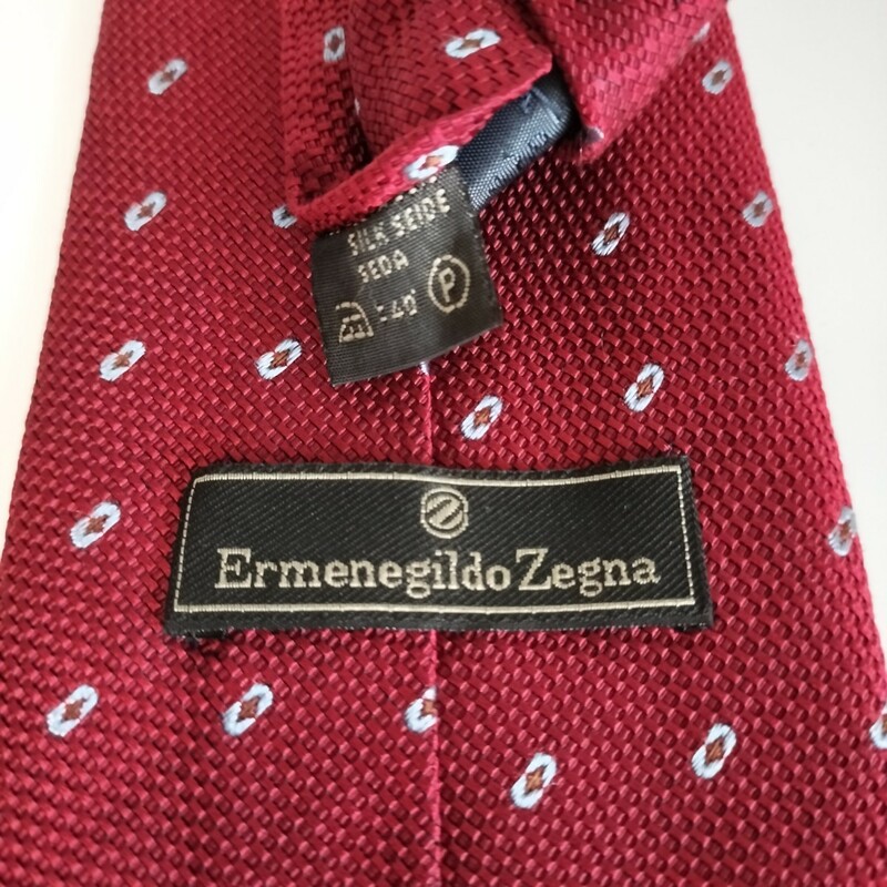 エルメネジルドゼニア(Ermenegildo Zegna)赤丸ドットネクタイ