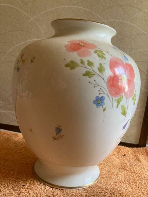 アンティーク？骨董品？NARUMIBONECHINA製？花瓶 ？花器 ？色絵 ？花入 ？壺 ？汚れありです。