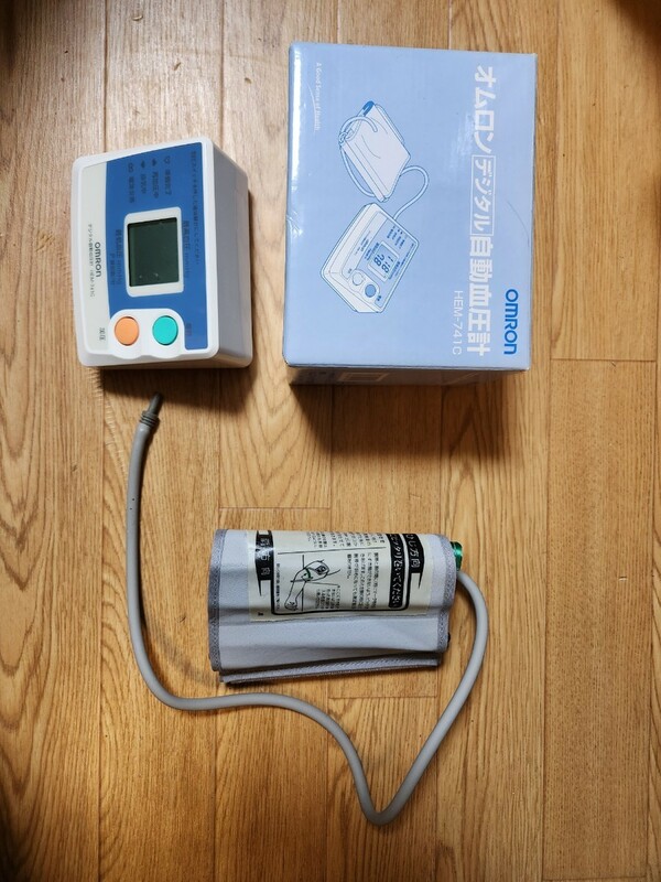オムロンデジタル自動血圧計　ＨＥＭー７４１Ｃ　中古