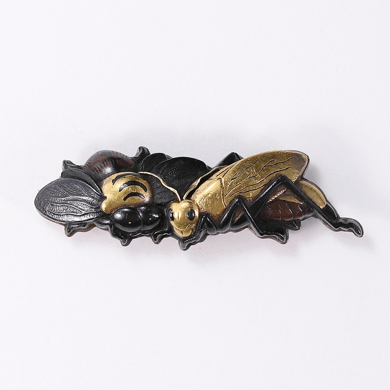 【開】金工象嵌細工赤銅素銅鍍金被 蜂と飛蝗 帯留め 6g 和式装身具小物 AC412