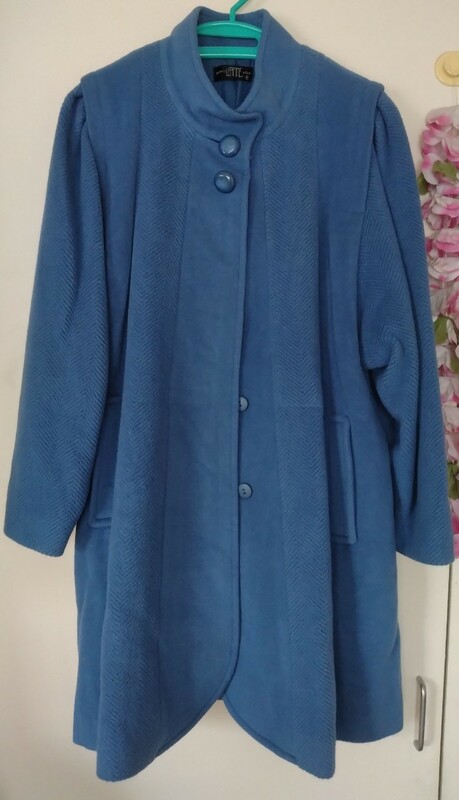 フリーサイズ　素敵なデザイン　毛100％　ブルー系コート