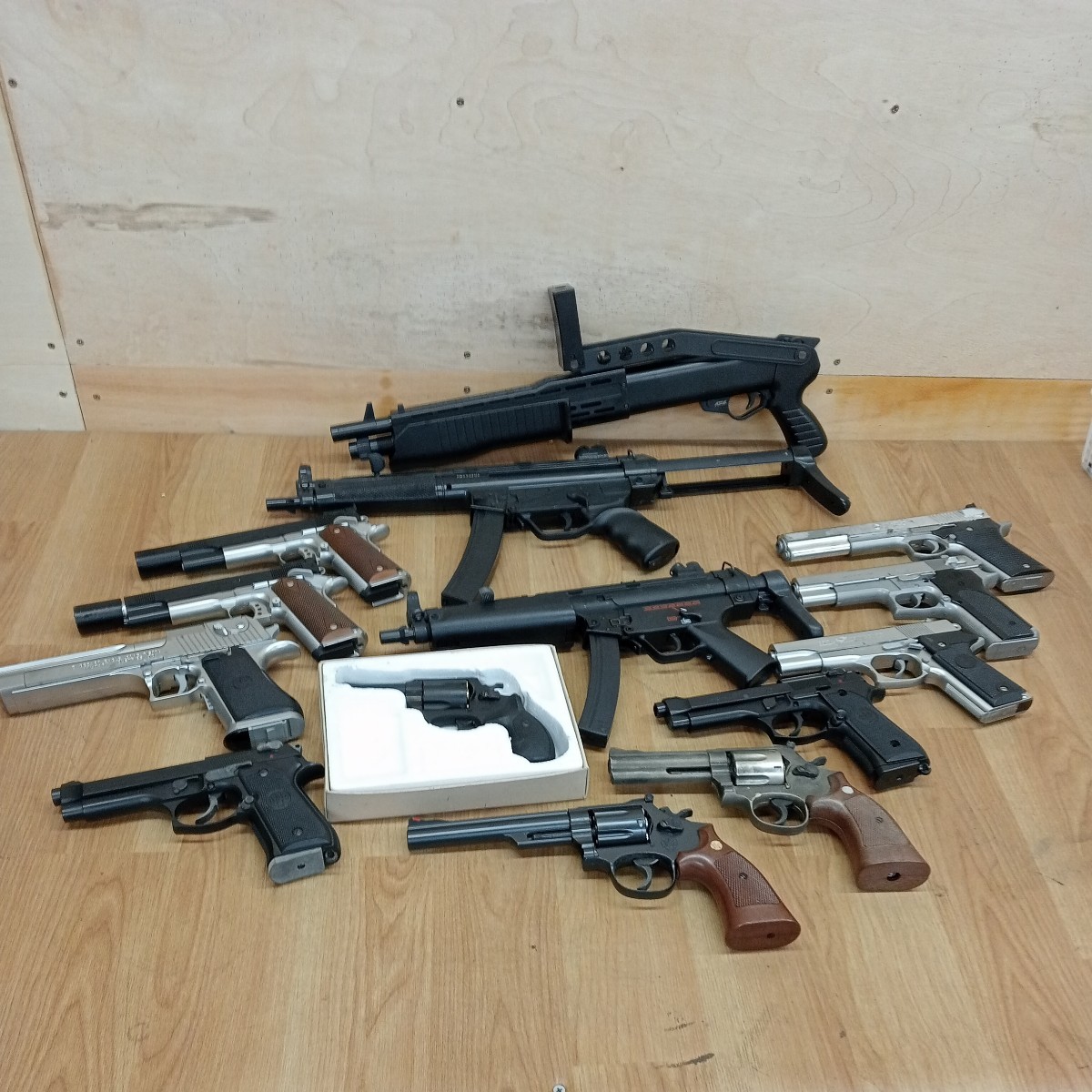 エアガン モデルガン まとめ売り ジャンク 東京マルイ ASGK エアコキ ガスガン 電動ガン AUTOMAGIII COLT DOUBLE EAGLE M9 SMITH&WESSON