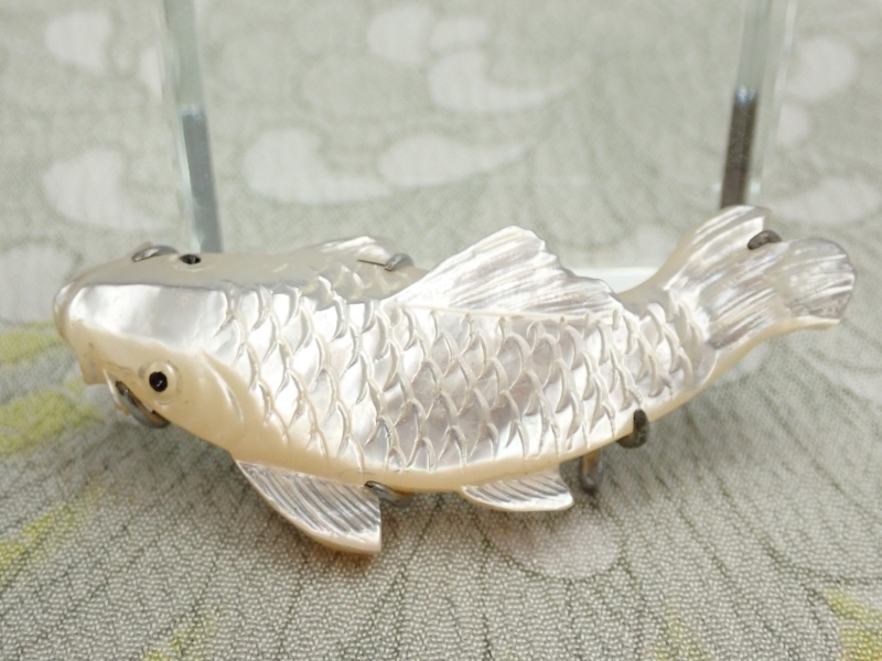 B749　帯留め　白蝶貝　シェル　貝彫刻　魚　彫刻　レトロ/和装小物/着物 Japanese Kimono Jewelry