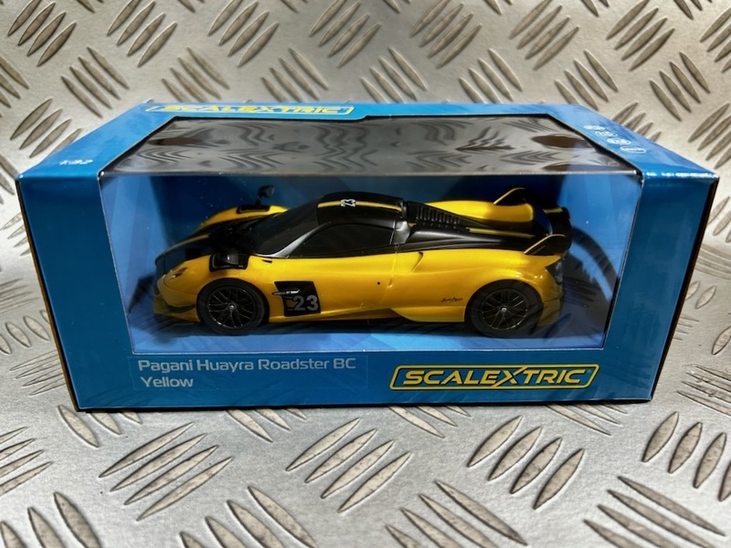1/32 SCALEXTRIC C4212 Pagani Huayra Roadster BC - Yellow スロットカー