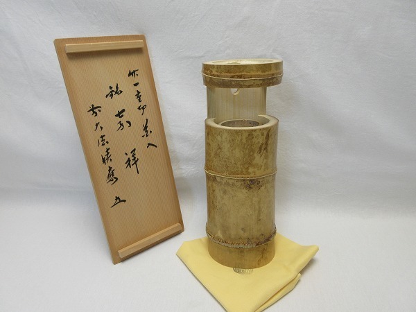 510086 【 美品 華道具 竹器師 宗林作 竹 一重切花入 銘 ？祥 前大徳寺 福本積慶書付 掛置兼用 竹おとし 花押 共布 共箱 】 検) 竹器置ⅰ