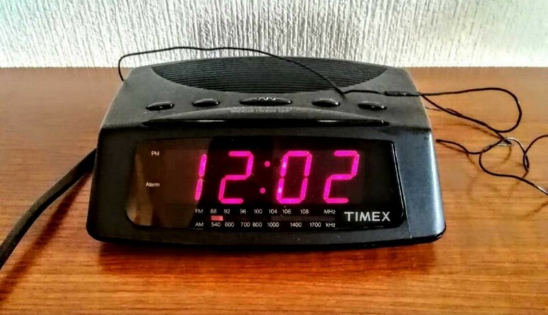 【TIMEX　タイメックス　ラジオ(AM　FM)時計　２電源　中古品　レターパックプラス　ゆうパック】