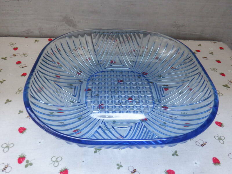 D１『昭和レトロ！　シンプルなデザインの青色ガラスの四方形の盛皿』～箱なし　長期保管品