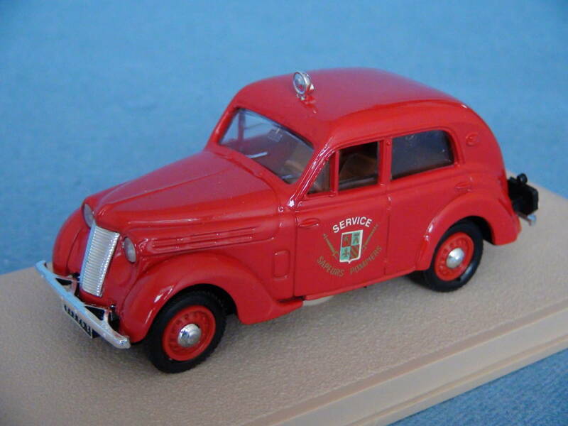 初期仏エリゴール1/43ルノー・ジュバキャトルJUVA-QUATRE1938年型4ドアベルリーナ消防指令車赤・美品/箱&ミニカタログ付