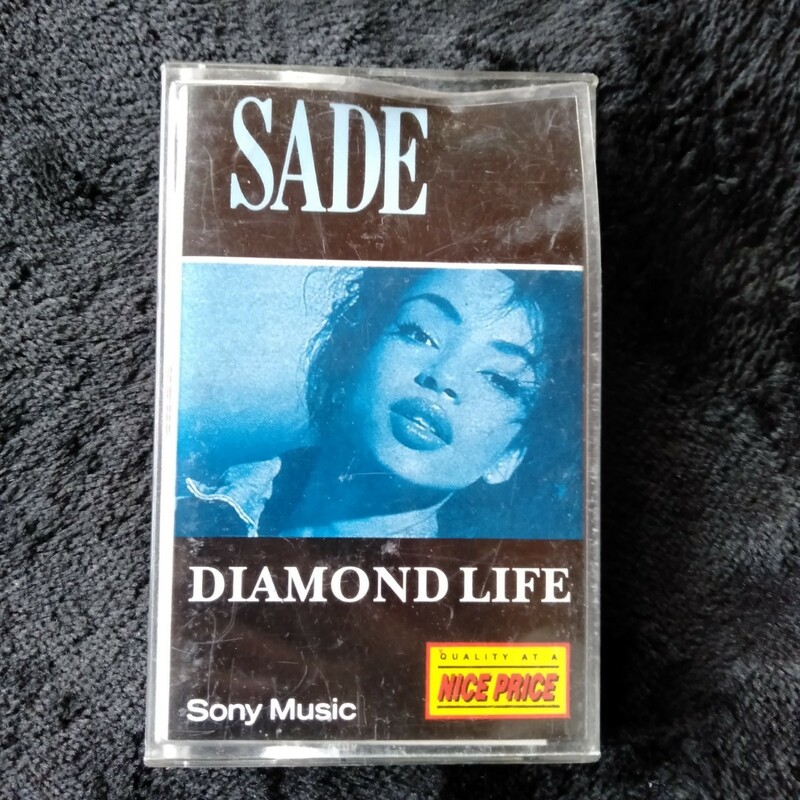 ま021 SADE DIAMOND LIFE シャーデー ケース変形あり カセットテープ 昭和レトロ