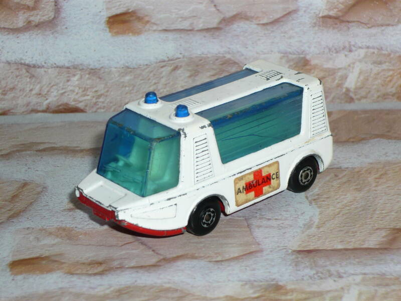 ◆ マッチボックス レズニー STRETCHA FETCHA 救急車 ◆
