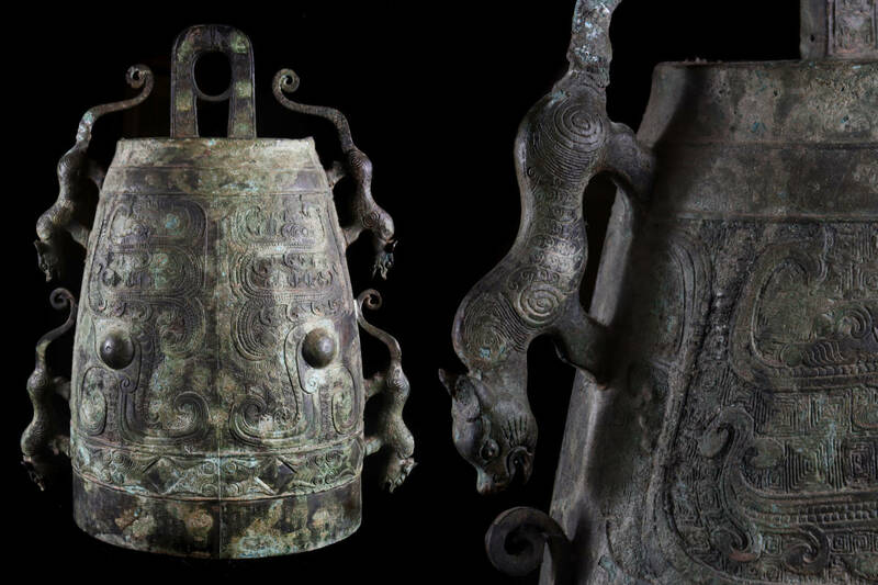 中国古玩 唐物 青銅獣饕餮紋彫刻銅鐸 高さ52㎝(香炉尊爵祭器古銅時代)D383