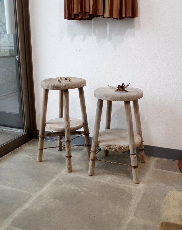 ○可愛い木製の丸椅子　２点セット　ワイヤー補強　ナチュラル　レトロ　シャビー　ヴィンテージ　古道具のgplus広島 2401i